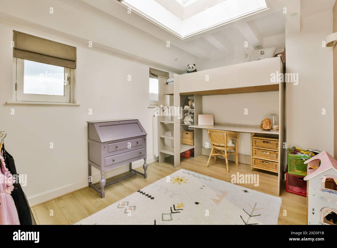 Ein lebendiges und gut organisiertes Kinderzimmer mit Loft-Bett, verspieltem Bereich und praktischen Möbeln in der Stuyvesantstraat, Amsterdam Stockfoto