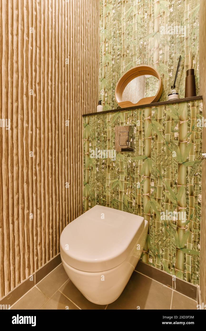 Weies Badezimmer mit grner Bambus Tapete, Dusche und WC Stockfotografie -  Alamy