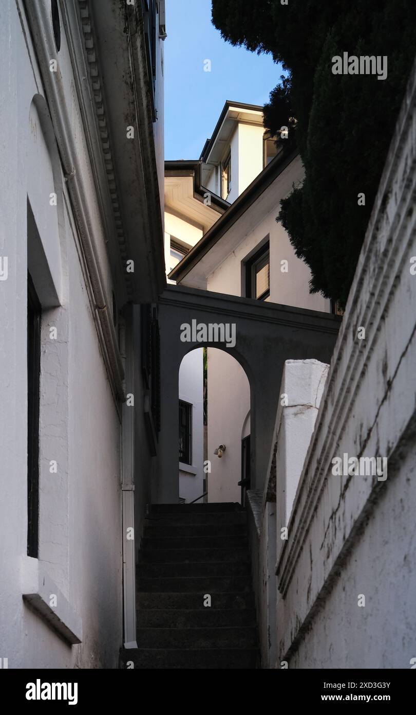 Mit Blick auf eine byzantinische Dachlinie, Treppen und Ecken, Wände und Winkel, Wohnungen im mittleren 20c-Stil an der Loftus St, Darling Point, Sydney Stockfoto