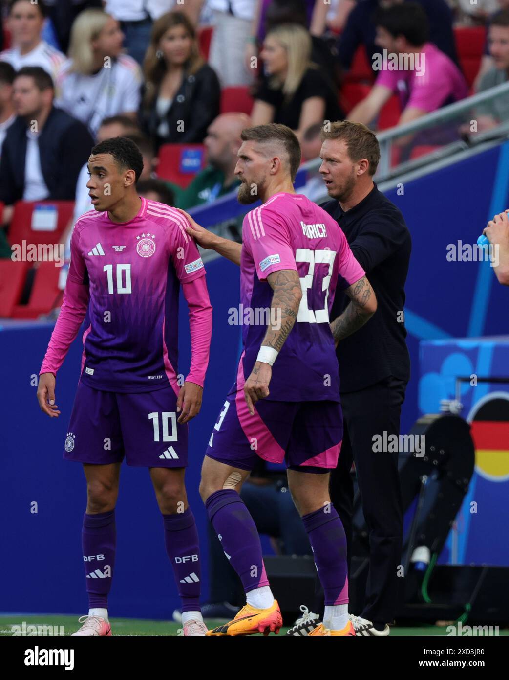 STUTTGART, DEUTSCHLAND - 19. JUNI: Julian Nagelsmann Head Coach von Deutschland mit Jamal Musiala und Robert Andrich von Deutschland während der UEFA EU Stockfoto