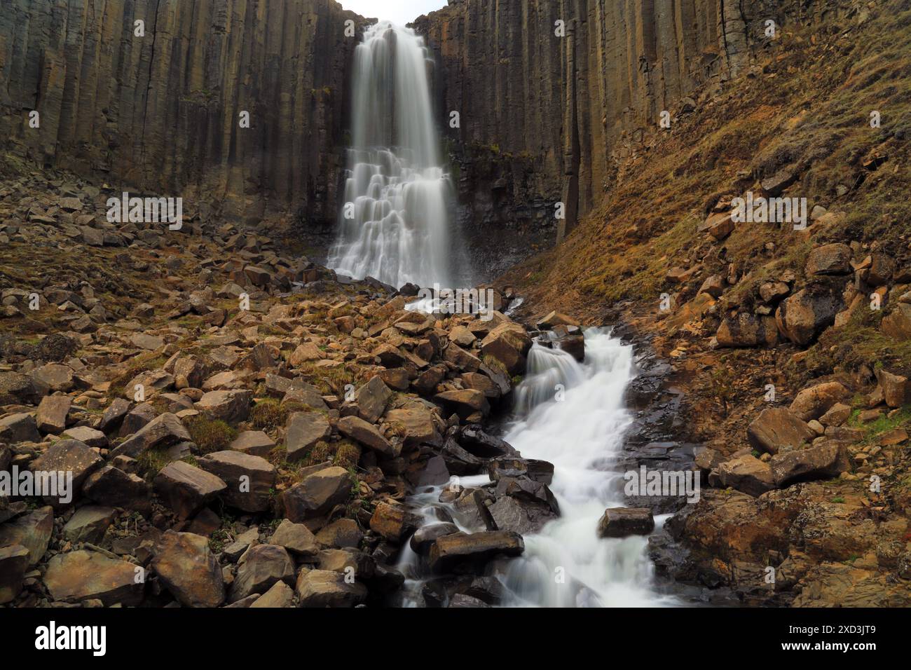 Geographie / Reise, Island, Wasserfall und Basaltsäule, am Studlagil Canyon, Basis, Austurland, ADDITIONAL-RIGHTS-CLEARANCE-INFO-NOT-AVAILABLE Stockfoto Geographie / Reise, Island, Wasserfall und Basaltsäule, am Studlagil Canyon, Basis, Austurland, ADDITIONAL-RIGHTS-CLEARANCE-INFO-NOT-AVAILABLE Stockfoto