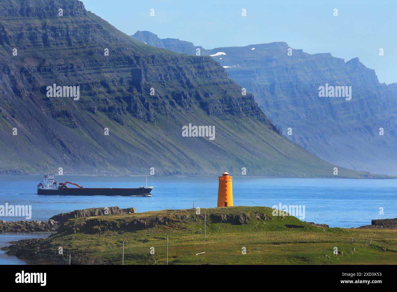 Geografie / Reise, Island, Vattarnes Leuchtturm und Frachtschiff, Reydarfjoerdur, Austurland, ADDITIONAL-RIGHTS-CLEARANCE-INFO-NOT-AVAILABLE Stockfoto