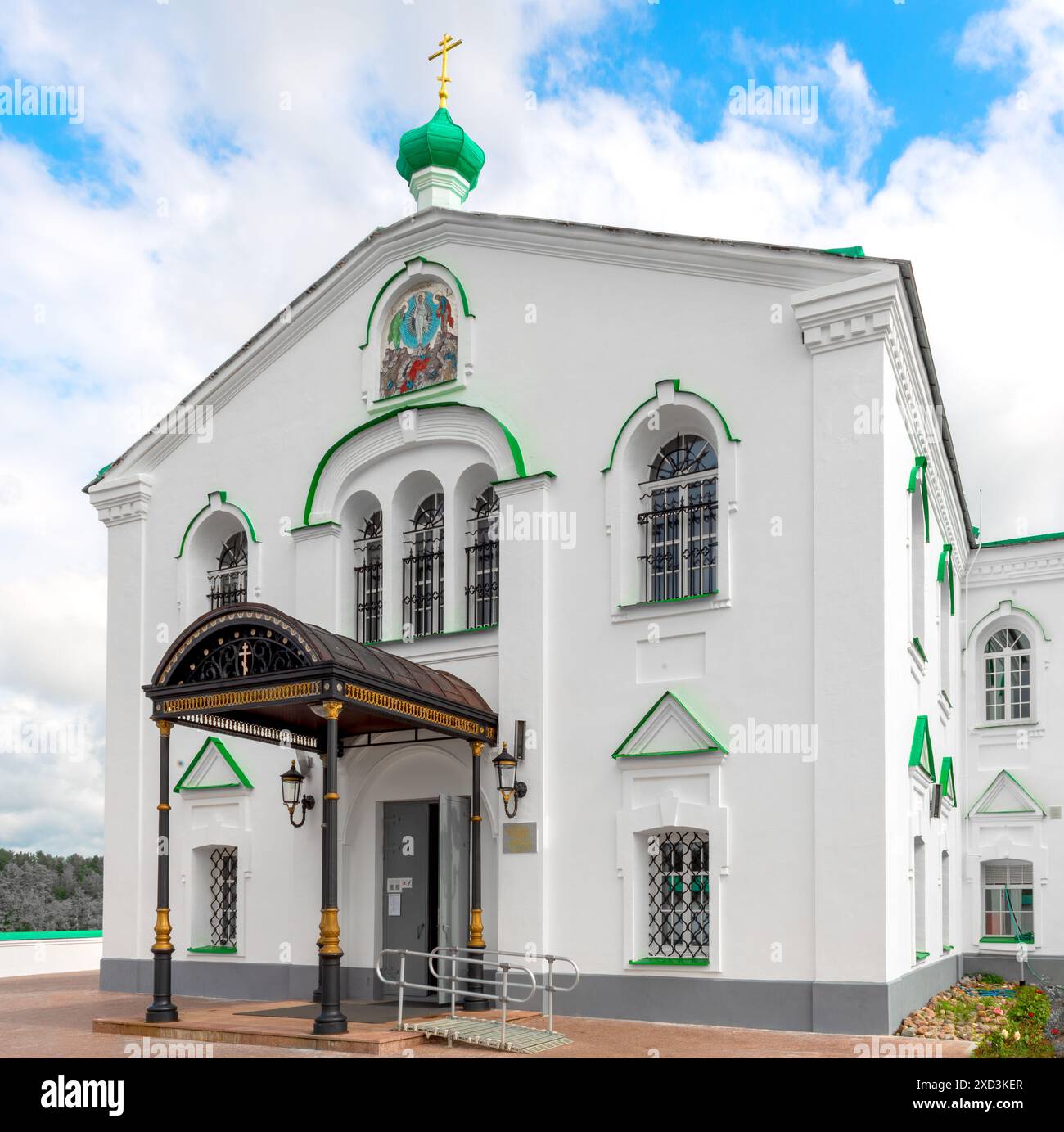 Die Fassade der Preobraschenski-Kathedrale und der Eingang zu ihr im Alexander-Svirskaja-Kloster der Heiligen Dreifaltigkeit Stockfoto