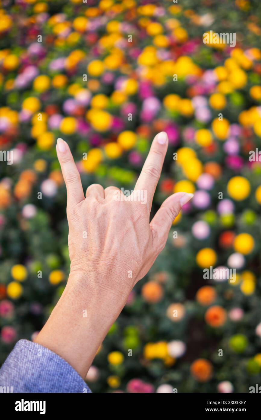 Der Mann benutzt Gebärdensprache Ich liebe dich, um seine Liebe und Freundschaft auszudrücken, seinen Freund und Geliebten. Gebärdensprache, die das Symbol „Ich liebe dich“ zeigt, um die Liebe f auszudrücken Stockfoto