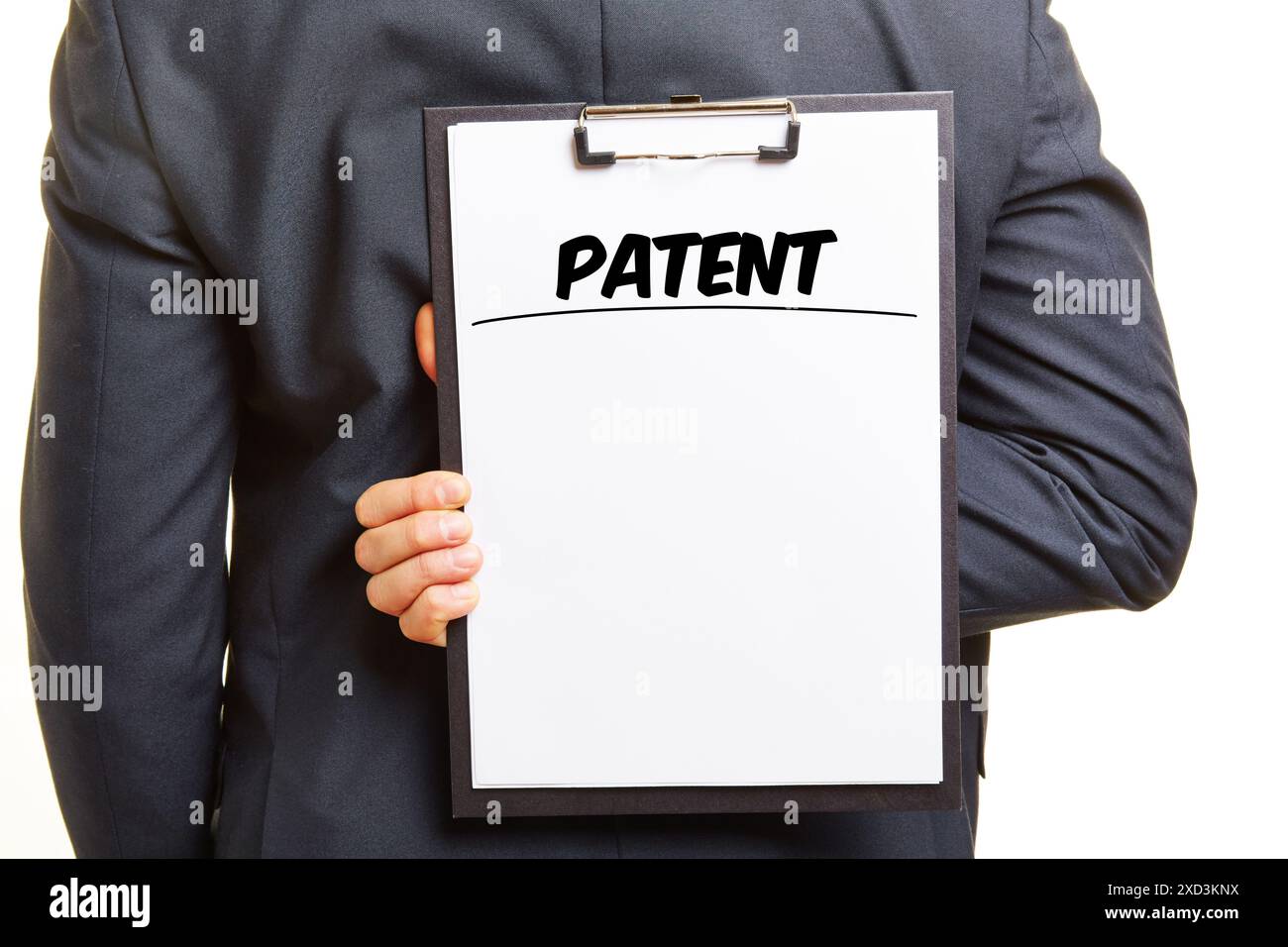 Geschäftsmann hält Klemmbrett mit Schlagzeilen-Patent und freiem Textbereich Stockfoto