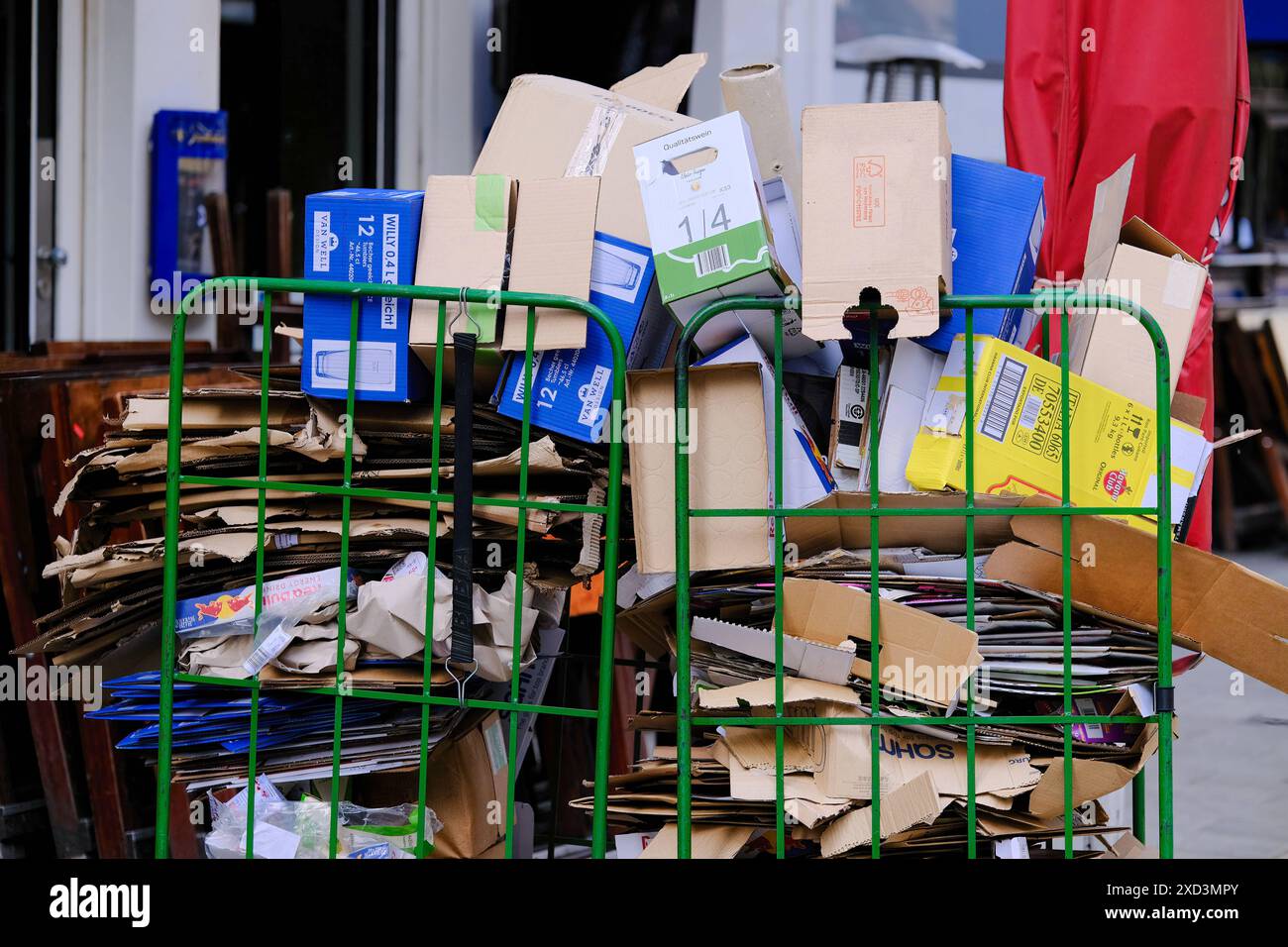Düsseldorf 20.06.2024 Recycling Müll Abfall Wohlstandsmüll Wohlstandsgesellschaft Verpackung Verpackungsmüll Altpapier Papier Karton Paket Papiermangel Umverpackung Pappkartons Düsseldorf Nordrhein-Westfalen Deutschland *** Düsseldorf 20 06 2024 Recycling Abfall Wohlstand Abfall Wohlstandsgesellschaft Verpackung Abfall Papier Karton Karton Karton Karton Karton Karton Karton Papierknappheit Außenverpackung Kartonschachteln Düsseldorf Nordrhein-Westfalen Deutschland Stockfoto