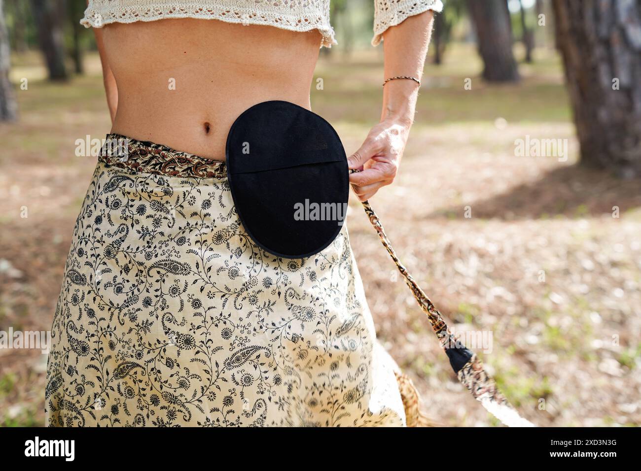 Unerkennbarer Frauenabdomen mit Stomabeutel nach kolorektalem Karzinom. Stockfoto