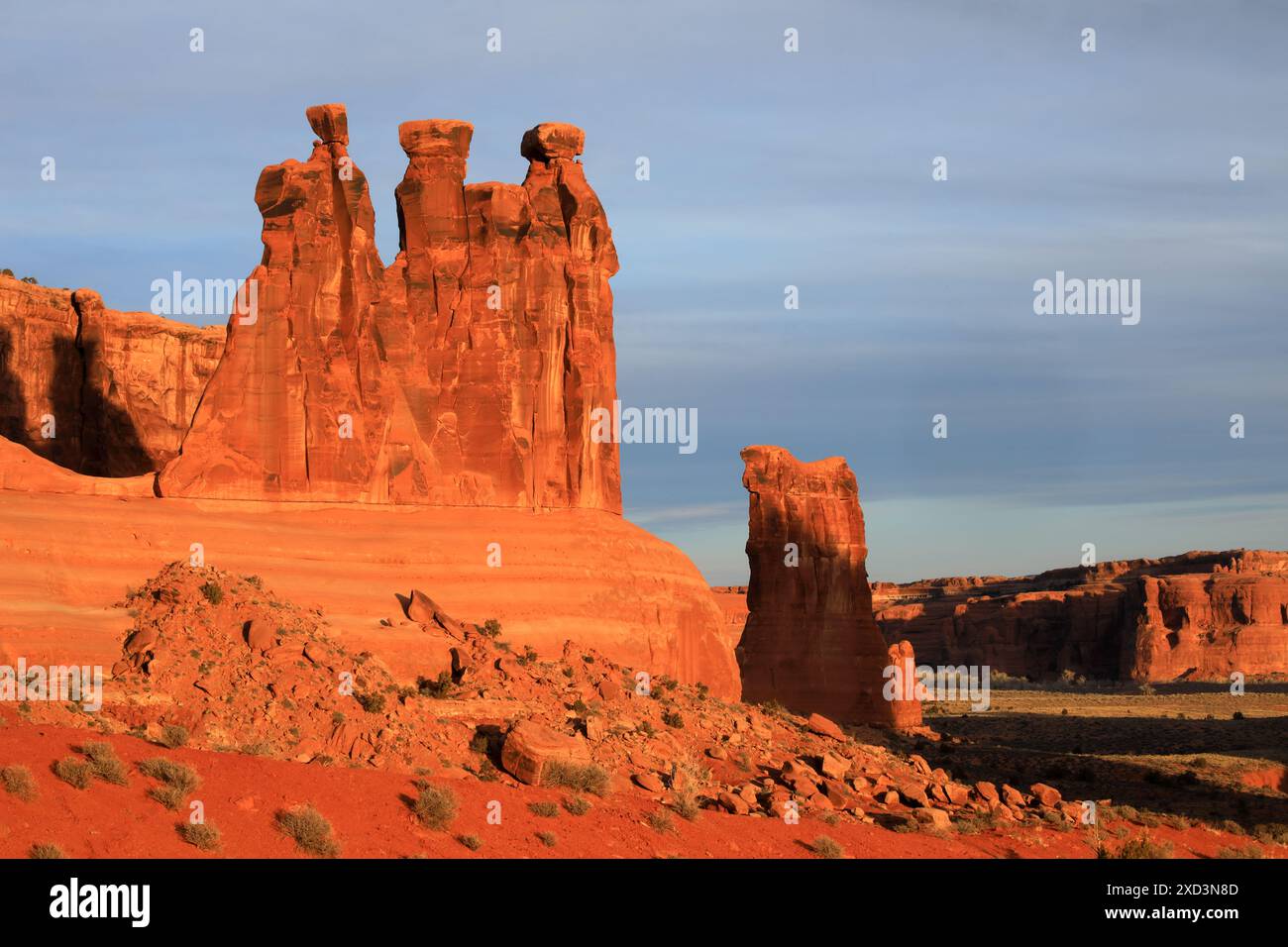 Geografie / Reise, USA, Utah, Moab, drei Tratsch bei Sonnenaufgang, Arche Nationalpark, Moab, ADDITIONAL-RIGHTS-CLEARANCE-INFO-NOT-AVAILABLE Stockfoto