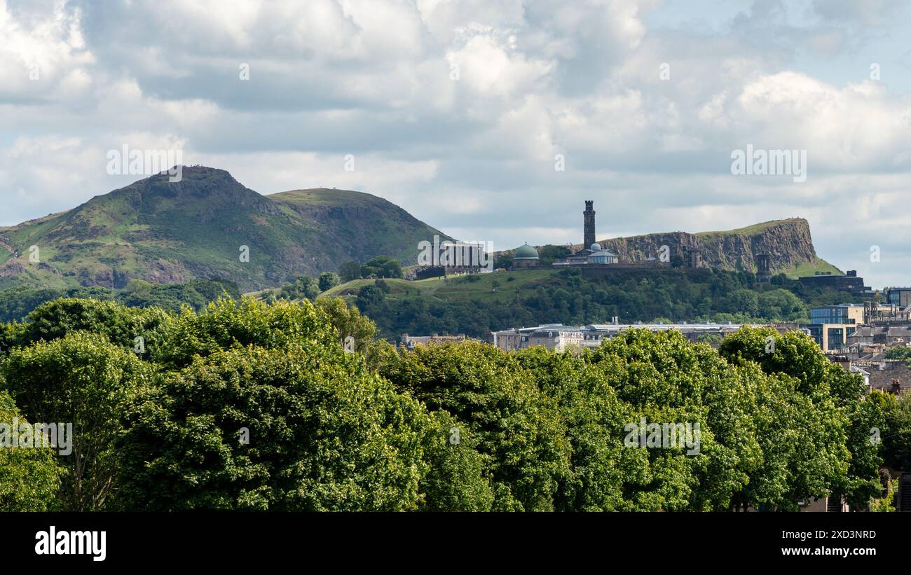 Edinburgh, Schottland, Großbritannien. Malerische Landschaft mit Calton Hill, Salisbury Crags und Arthur's Seat in der Stadt. Stockfoto
