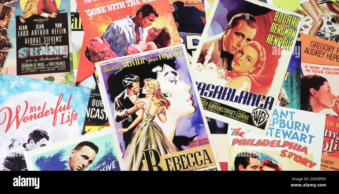 Viersen, Deutschland - 9. Mai. 2024: Sammlung vieler nostalgischer Retro-klassischer Hollywood-Kinoplakate aller Zeiten aus den 1940er-Jahren Stockfoto