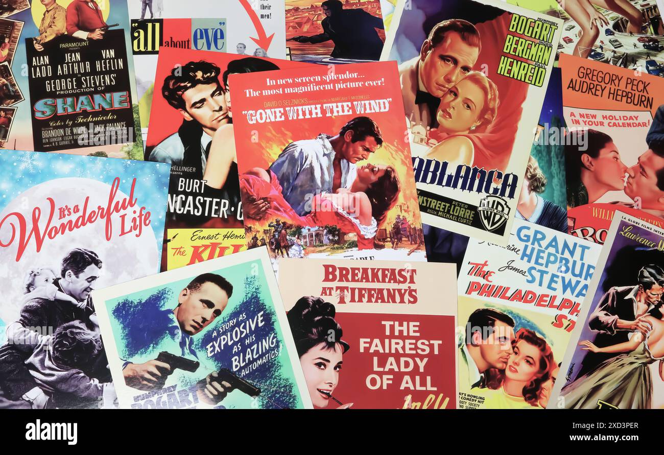 Viersen, Deutschland - 9. Mai. 2024: Sammlung vieler nostalgischer Retro-klassischer Hollywood-Kinoplakate aller Zeiten aus den 1940er-Jahren Stockfoto