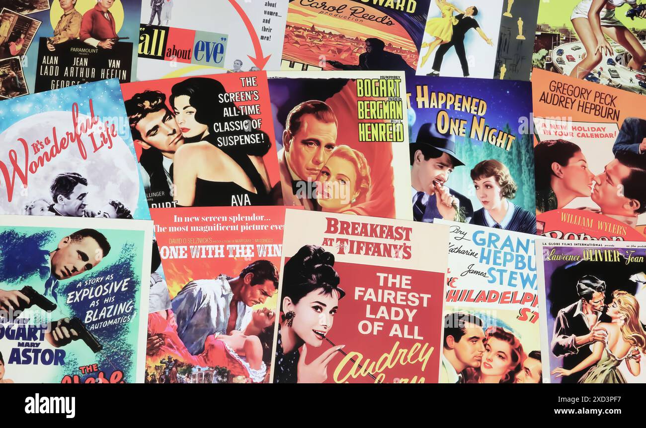 Viersen, Deutschland - 9. Mai. 2024: Sammlung vieler nostalgischer Retro-klassischer Hollywood-Kinoplakate aller Zeiten aus den 1940er-Jahren Stockfoto