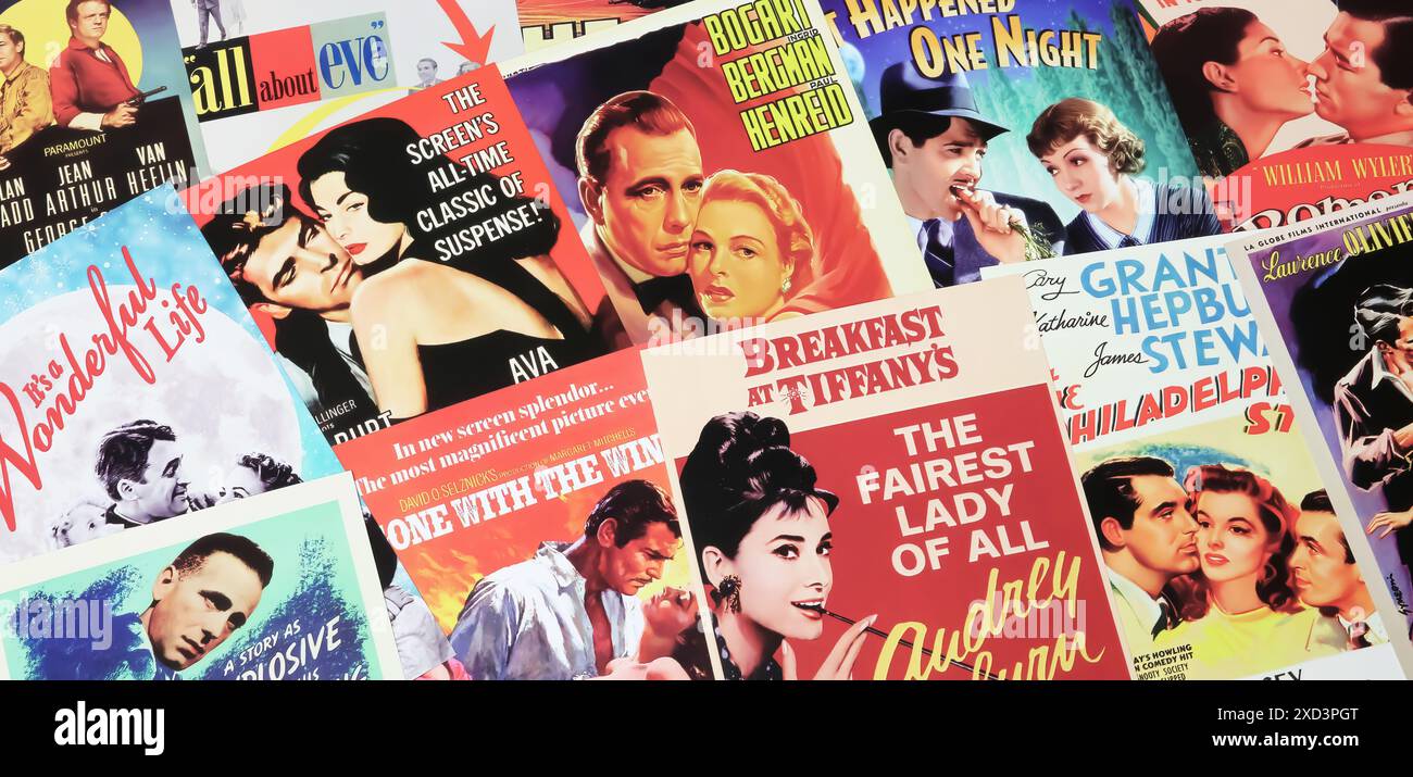 Viersen, Deutschland - 9. Mai. 2024: Sammlung vieler nostalgischer Retro-klassischer Hollywood-Kinoplakate aller Zeiten aus den 1940er-Jahren Stockfoto