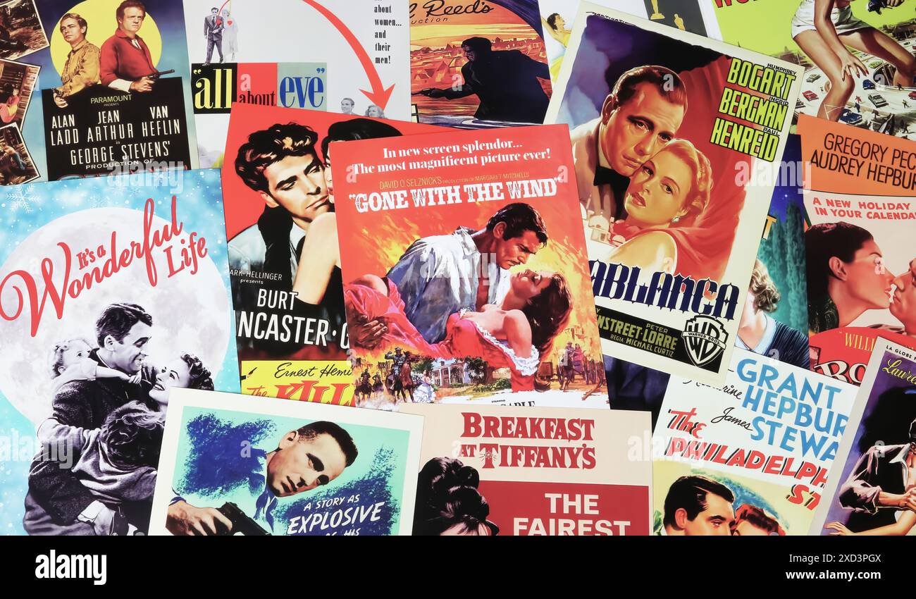 Viersen, Deutschland - 9. Mai. 2024: Sammlung vieler nostalgischer Retro-klassischer Hollywood-Kinoplakate aller Zeiten aus den 1940er-Jahren Stockfoto