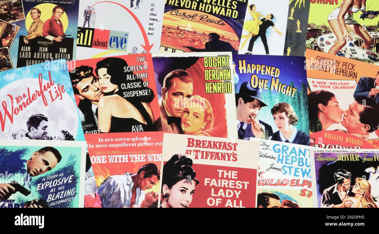 Viersen, Deutschland - 9. Mai. 2024: Sammlung vieler nostalgischer Retro-klassischer Hollywood-Kinoplakate aller Zeiten aus den 1940er-Jahren Stockfoto