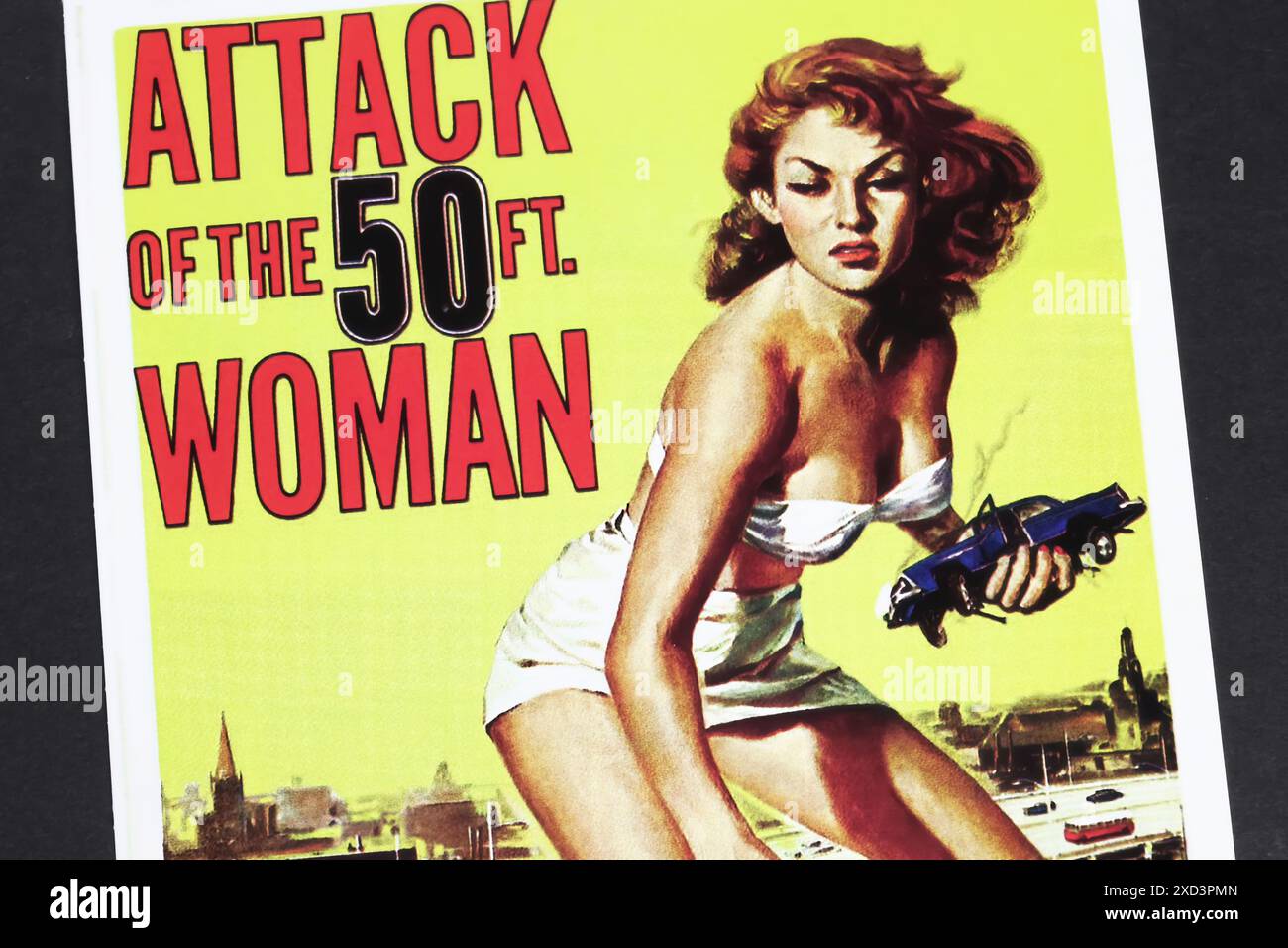 Viersen, Deutschland - 9. Mai. 2024: Kinofilmplakate aus dem Horrorfilm Attack of the 50 Foot Woman aus dem Jahr 1958 Stockfoto