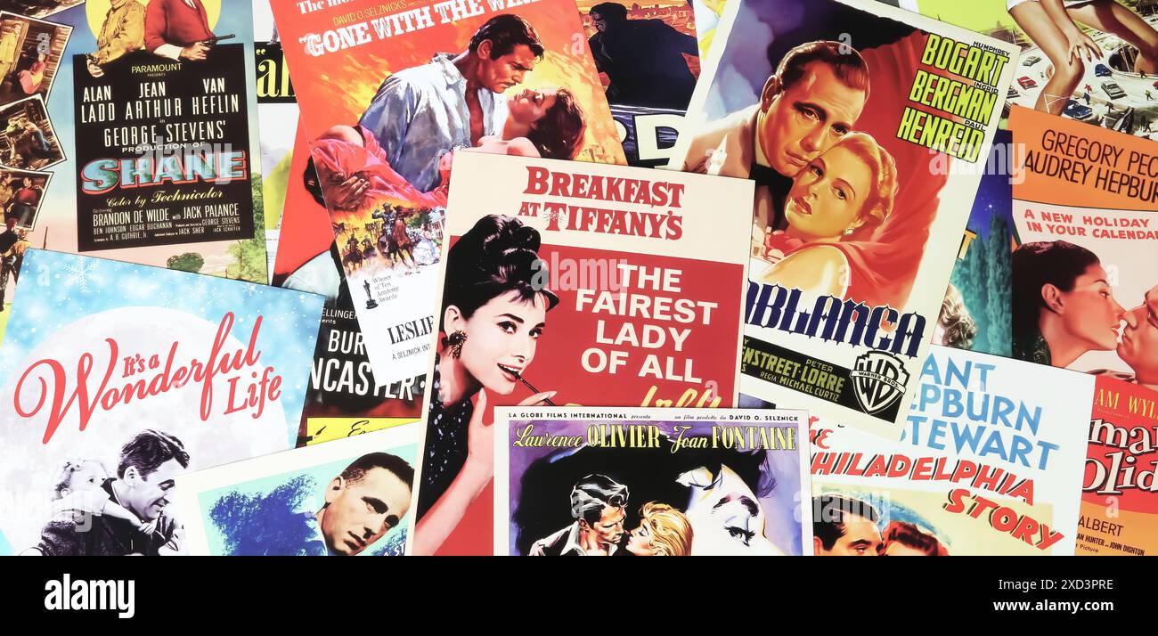 Viersen, Deutschland - 9. Mai. 2024: Sammlung vieler nostalgischer Retro-klassischer Hollywood-Kinoplakate aller Zeiten aus den 1940er-Jahren Stockfoto