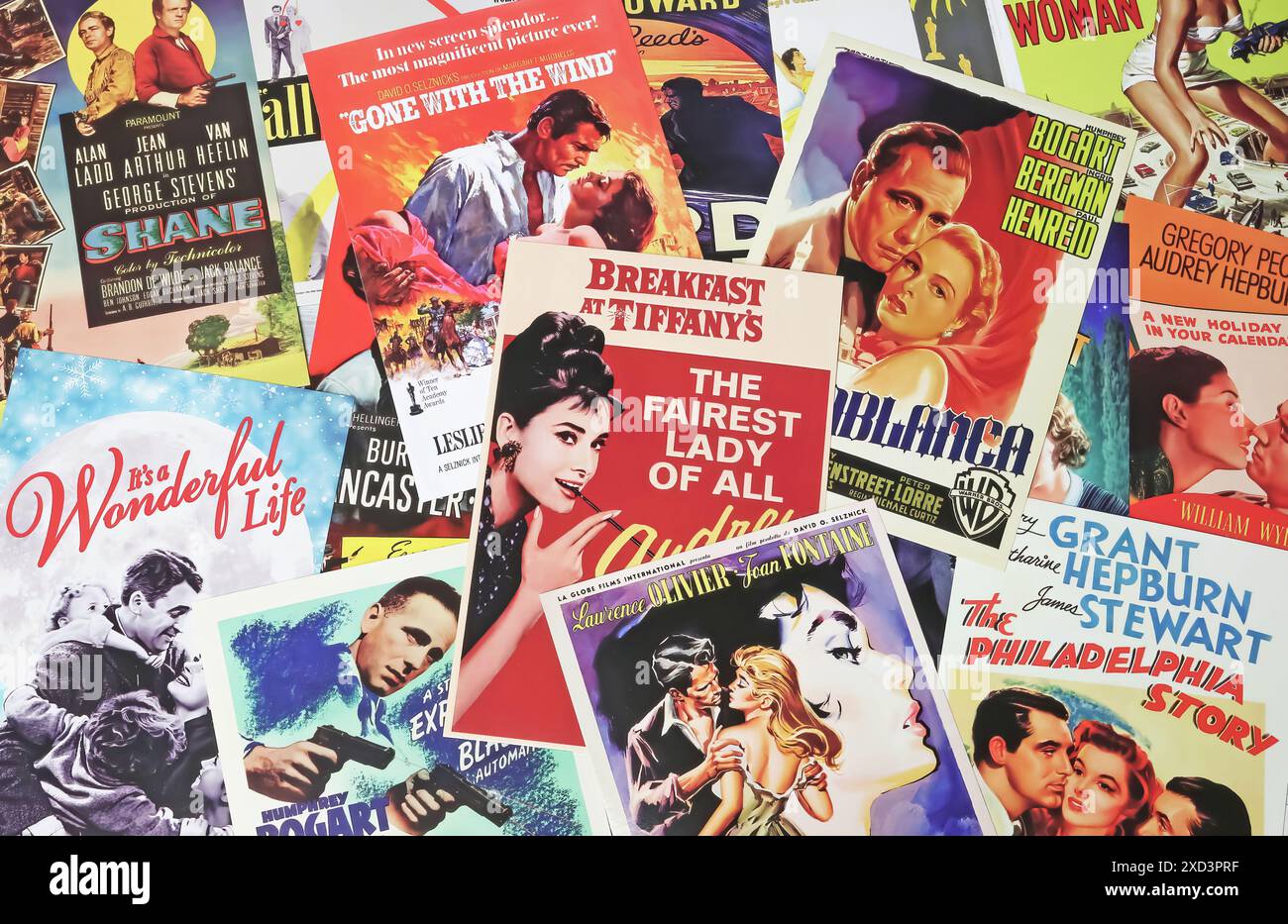 Viersen, Deutschland - 9. Mai. 2024: Sammlung vieler nostalgischer Retro-klassischer Hollywood-Kinoplakate aller Zeiten aus den 1940er-Jahren Stockfoto
