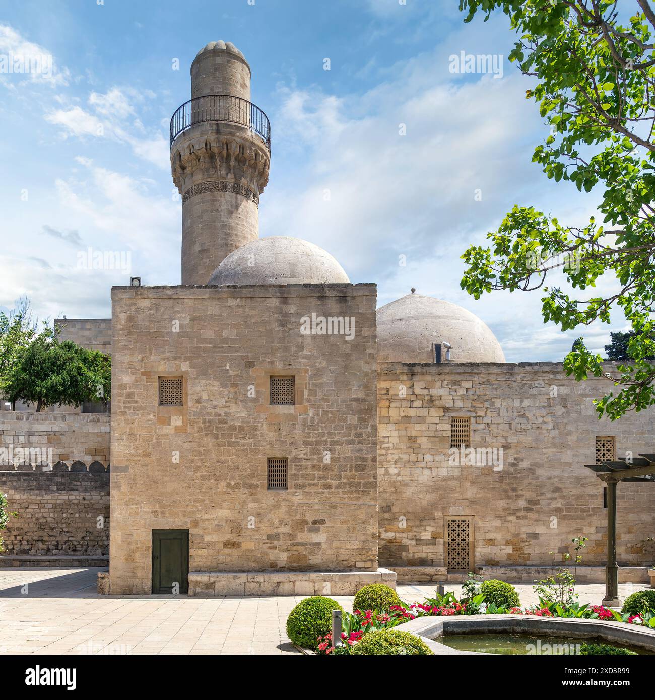 Das Minarett der Schah-Moschee erhebt sich über den umliegenden Gebäuden in Baku, Aserbaidschan. Diese Moschee ist neben dem Palast der Shirvanshahs ein prominentes Wahrzeichen der Stadt Stockfoto