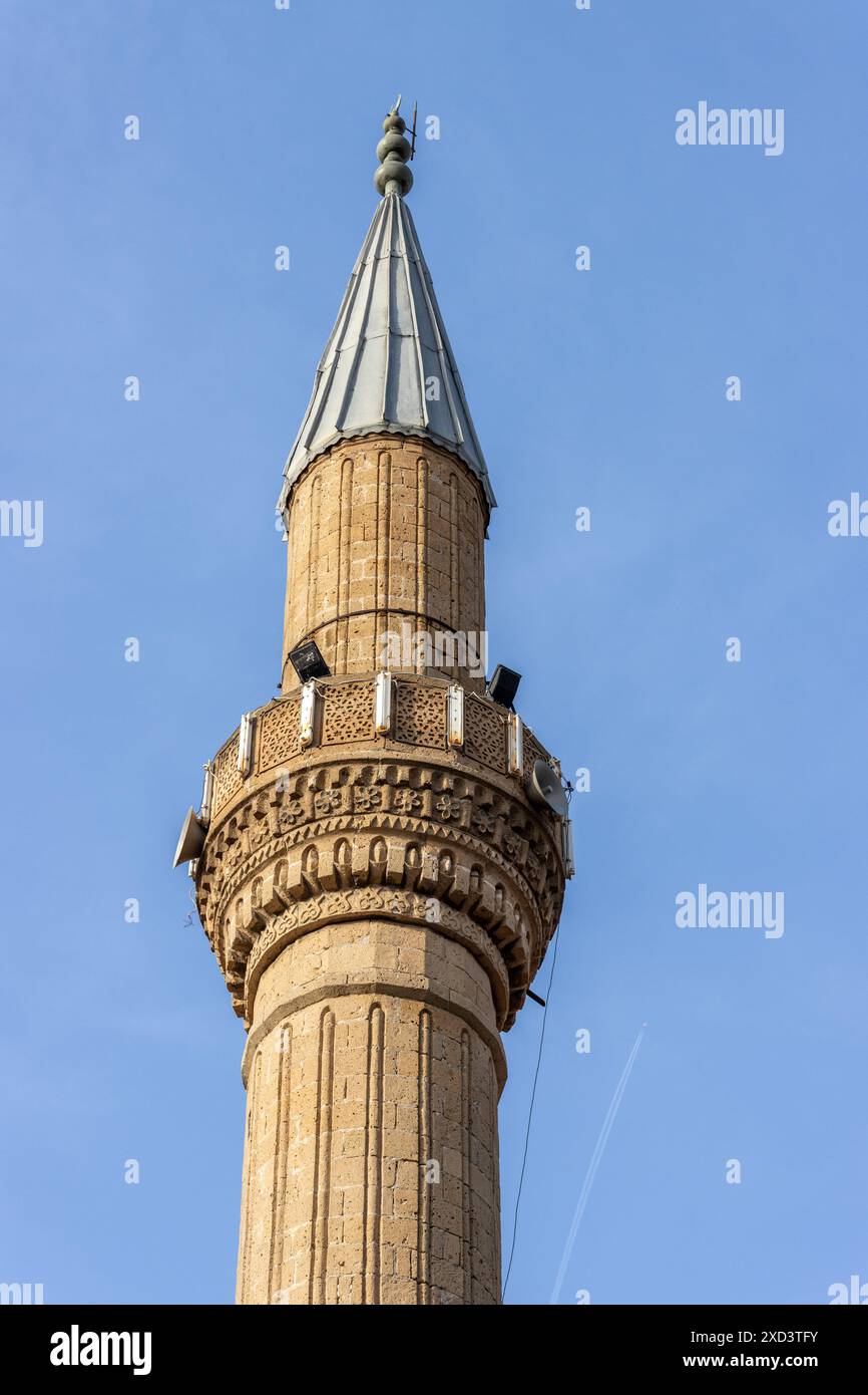 Die Spitze eines wunderschönen Minaretts in der historischen Altstadt von Antalya - Kaleico - in der Türkei an einem sonnigen Tag mit blauem Himmel und ohne Leute in der Szene. Stockfoto