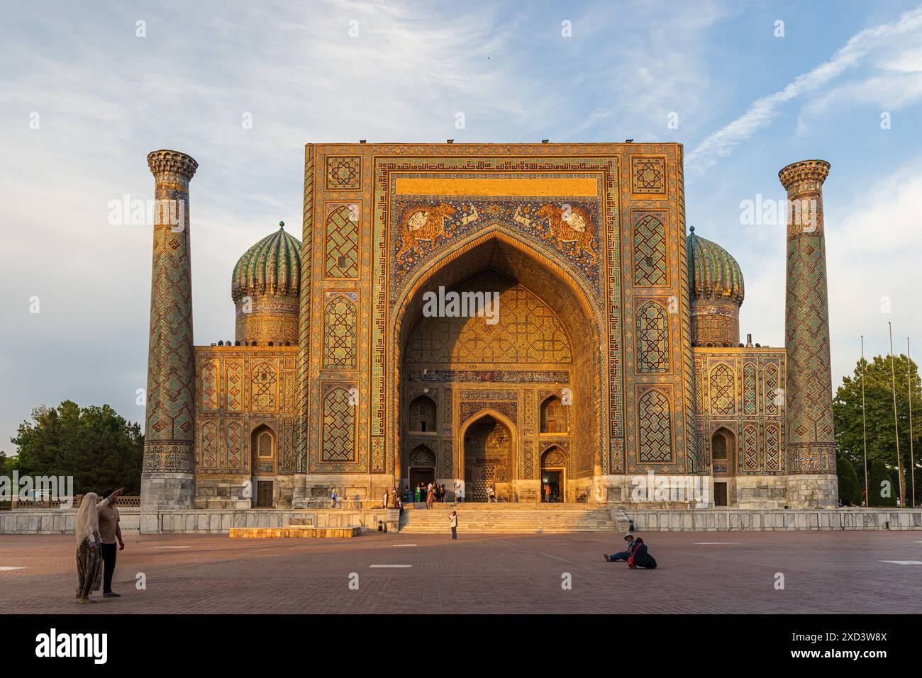 SAMARKAND, USBEKISTAN - 18. JUNI 2024: Ikonische Sher-Dor Madrasah-Fassade auf dem Registan-Platz in Samarkand, Usbekistan Stockfoto