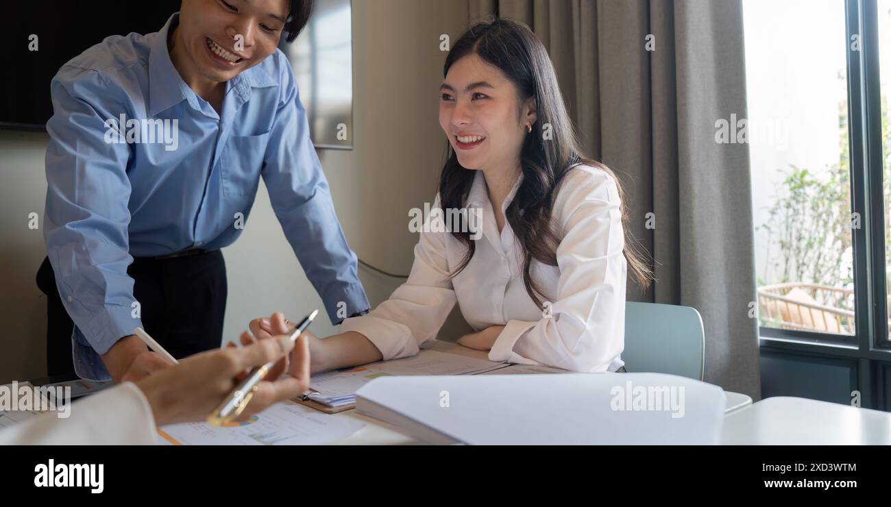 Zusammenarbeit von Geschäftsteams bei Analysen in modernen Büroumgebungen für strategische Planung und Entscheidungsfindung Stockfoto