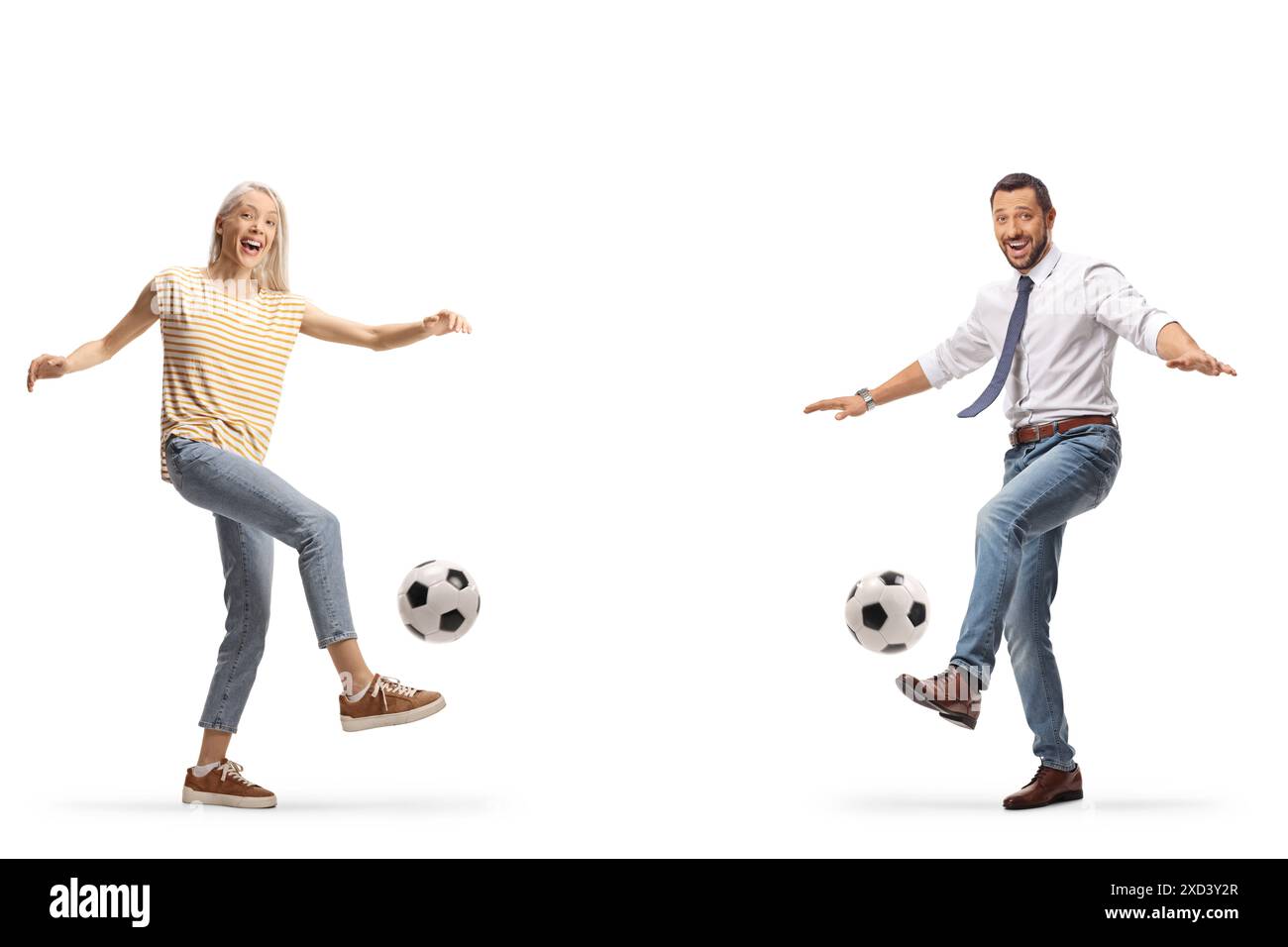 Mann und Frau üben Fußball und Lachen isoliert auf weißem Hintergrund Stockfoto