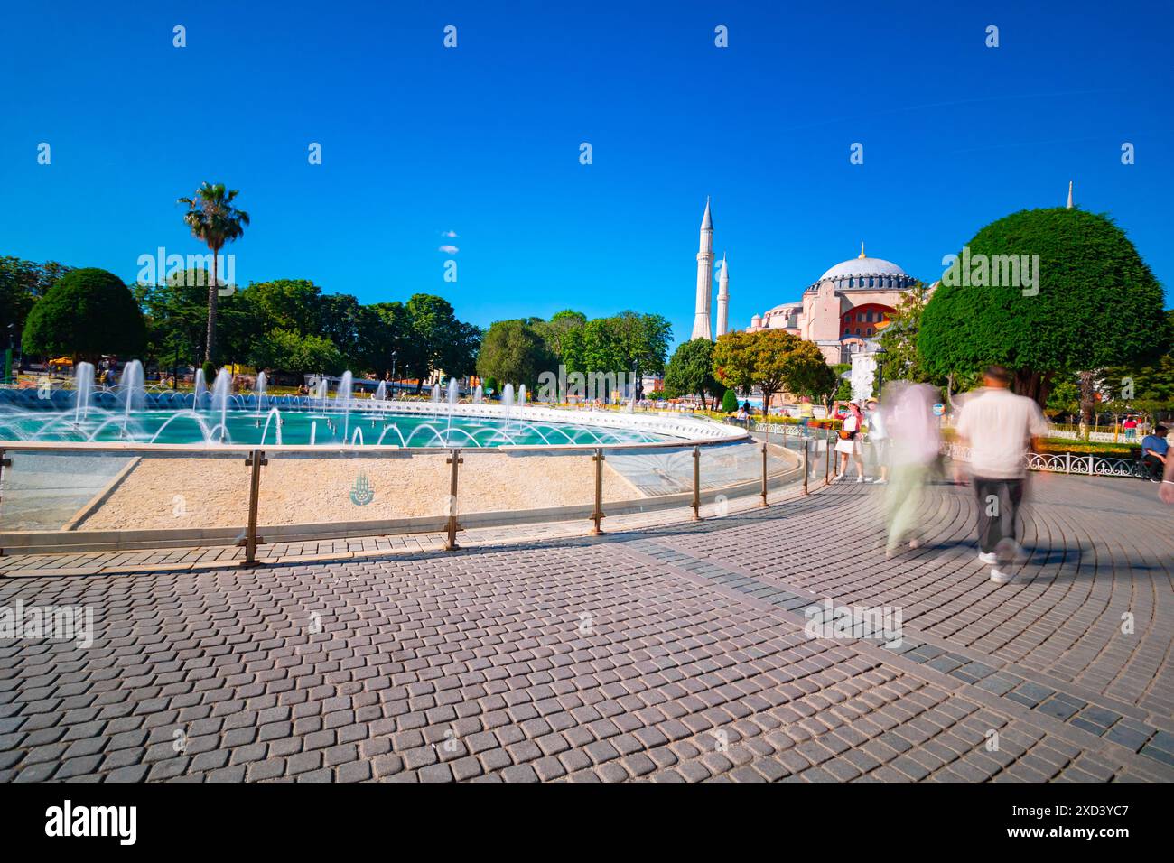 Hagia Sophia und Touristen vom Sultanahmet-Platz. Besuchen Sie Istanbul Concept Image. Istanbul Turkiye - 6.8.2024 Stockfoto