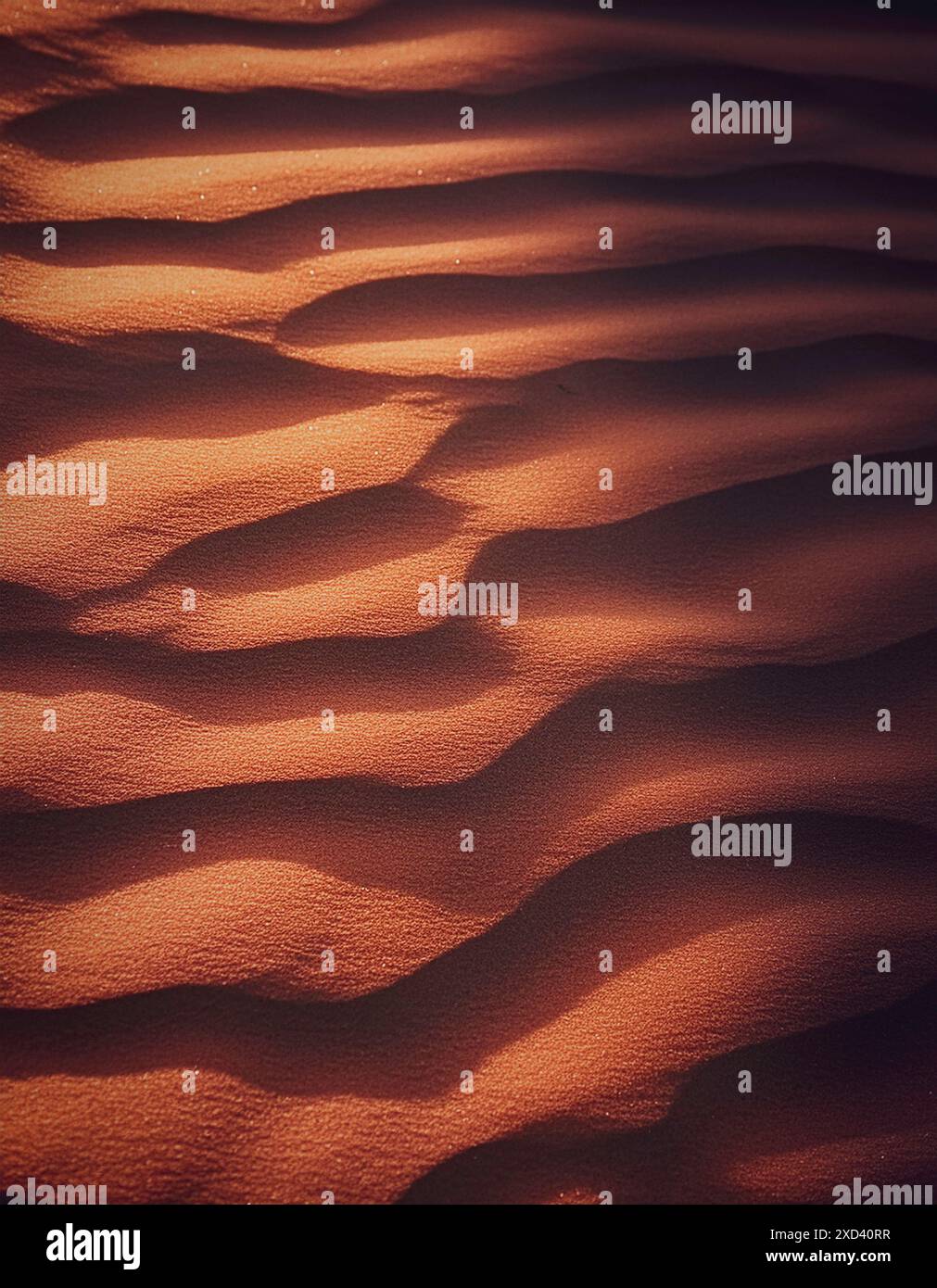 Abstraktes Muster trockener Sanddünen, Sonnenlichtschatten aus der Nähe, wellige Textur Wüstenkräuseln, Kräuselmuster, Sommermode, tropische Reisen Stockfoto
