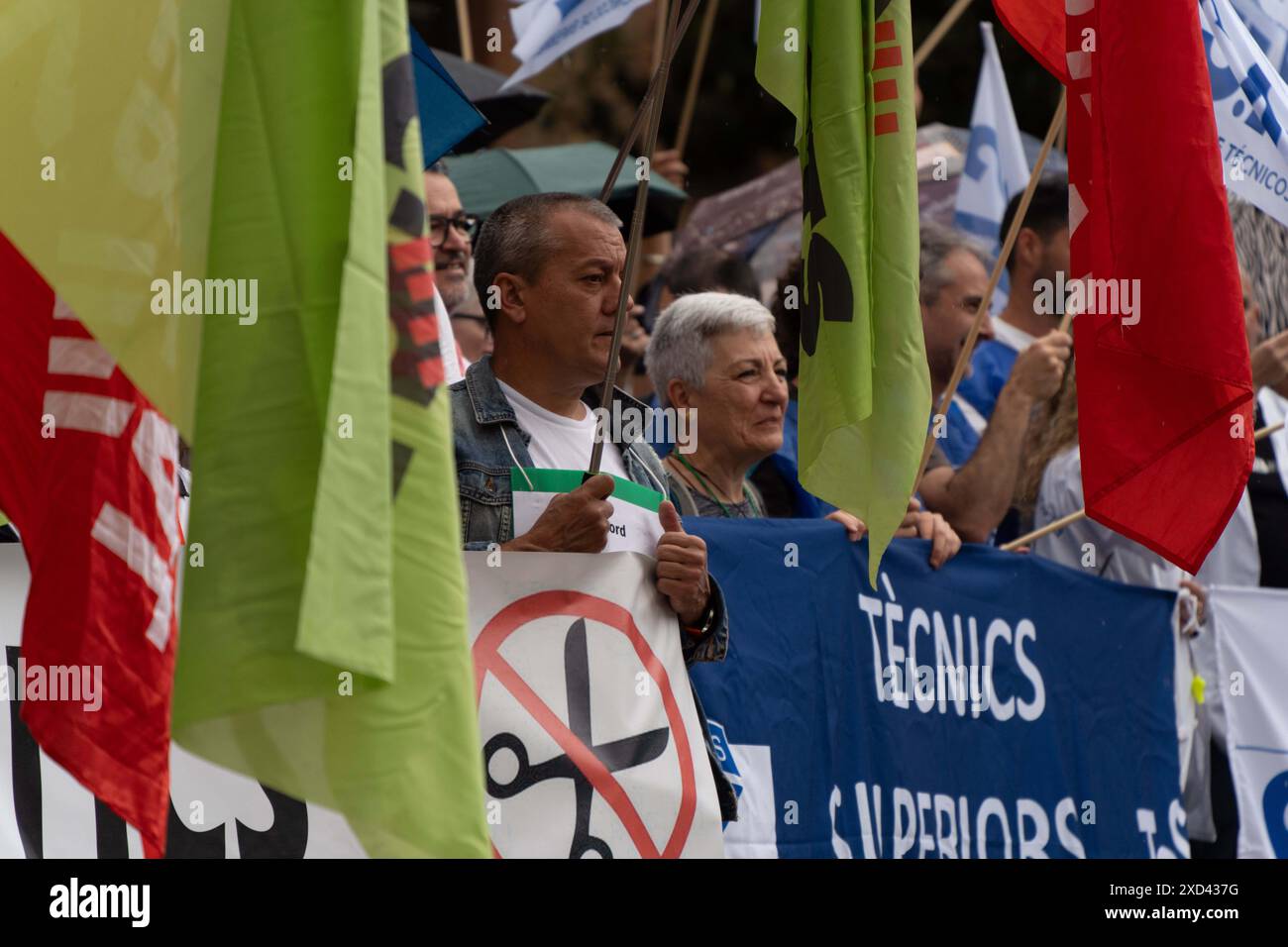 Verschiedene Gesundheitsverbände, darunter Ärzte, Krankenschwestern und Gesundheitstechniker, protestieren vor den Büros des Gesundheitsministeriums der Generalitat, der für das Gesundheitsmanagement in Katalonien zuständigen Behörde. Sie protestieren gegen die Kürzungen, die in diesem Sommer stattfinden werden. Varios sindicatos de sanidad, entre ellos médicos, enfermeras y técnicos sanitarios, protestan frente a las sedes del Departamento de Sanidad de la Generalitat, el organismo encargado de la gestión sanitaria en Catalu&#xf1;a. Protestan por los recortes que se producirán este ver Stockfoto