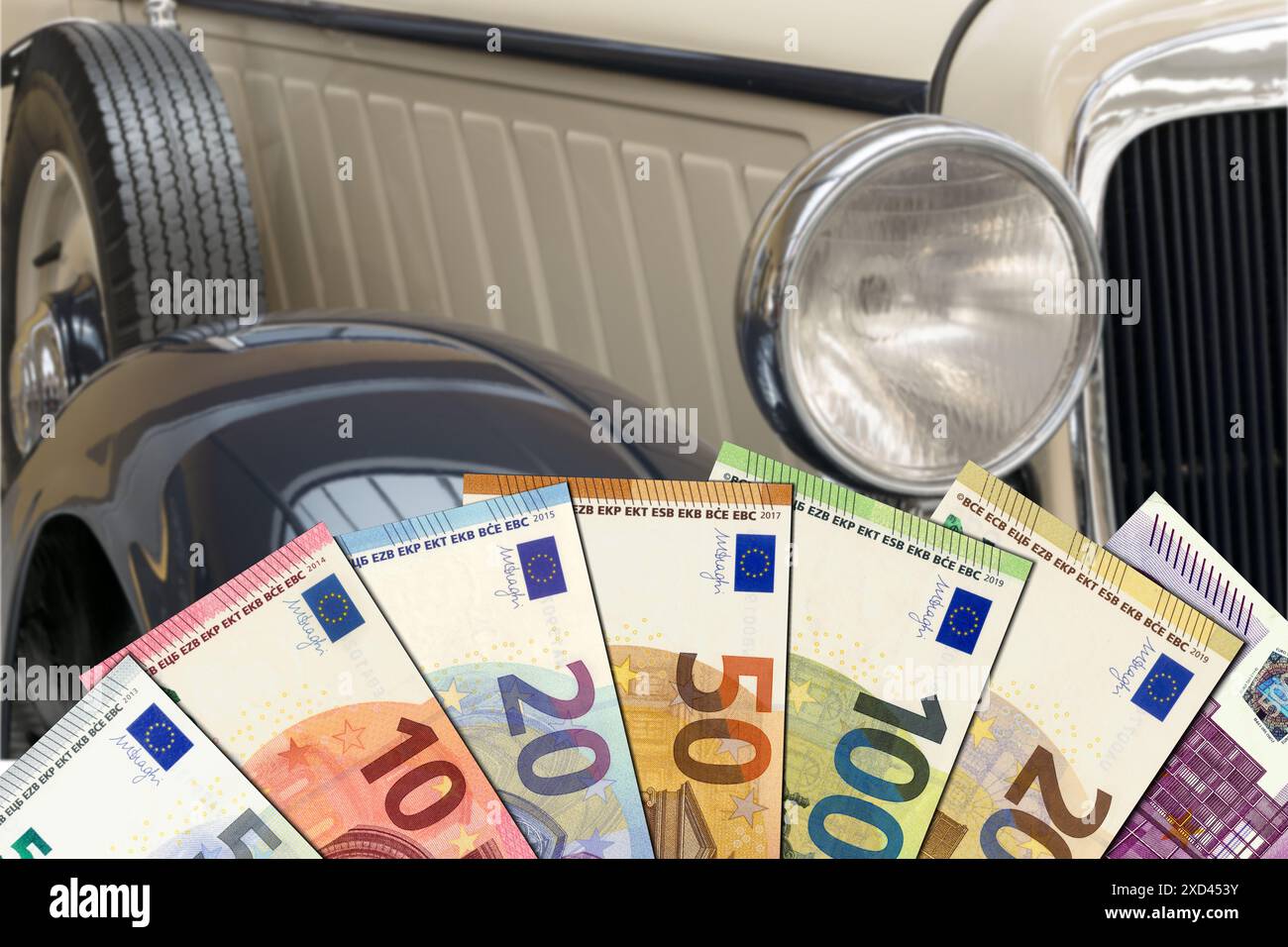 Euro-Banknoten mit Oldtimer im Hintergrund Stockfoto