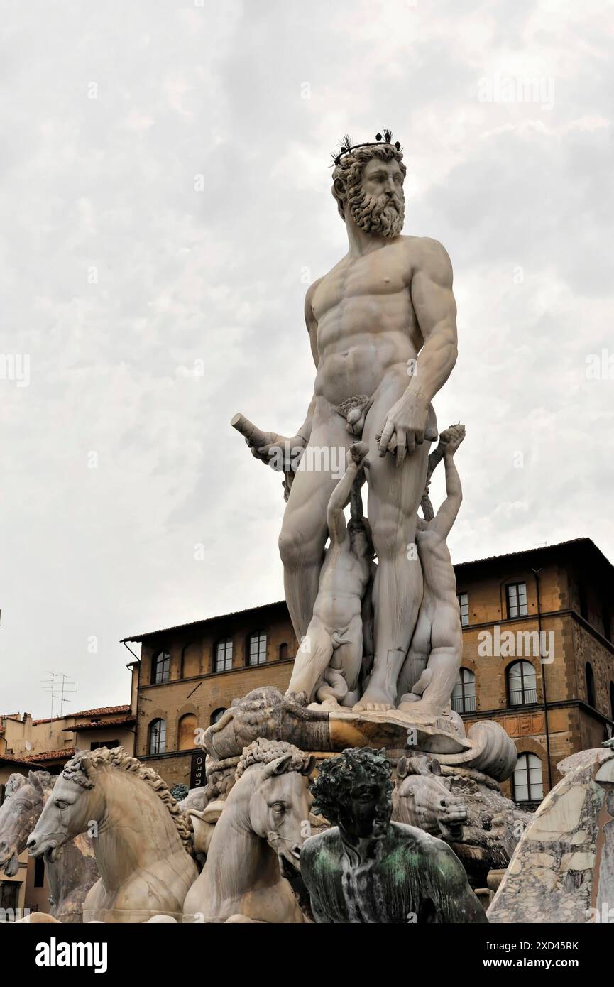 Toskana, Italien, Europa, Neptun-Statue und Skulpturen vor historischen Gebäuden und bewölktem Himmel, Renaissance-Architektur, Florenz Stockfoto
