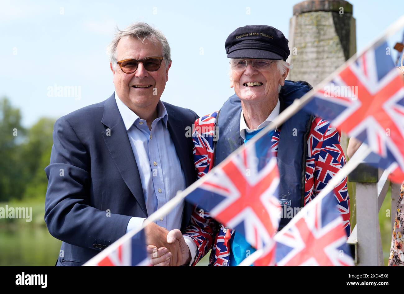 Der Earl Marshal, der Duke of Norfolk, (links) schüttelt Michael Stanley, bekannt als „Major Mick“, während der Start von Major Micks neuer Tintanic Rudern Charity Challenge im Black Rabbit Pub in der Nähe von Arundel die Hand. In diesem Jahr wird er sein fünftes und letztes Jahr vollenden, um Geld für wohltätige Zwecke zu sammeln. Bisher hat er über 80.000 Pfund gesammelt und über 400 Meilen in seinem 6 m langen, selbstgebauten Blechboot zurückgelegt. Er wird wieder Geld für „Children on the Edge“ sammeln, eine lokale Wohltätigkeitsorganisation in Chichester, die ein Waisenhaus in der Nähe von Kiew unterstützt. Bilddatum: Donnerstag, 20. Juni 2024. Stockfoto