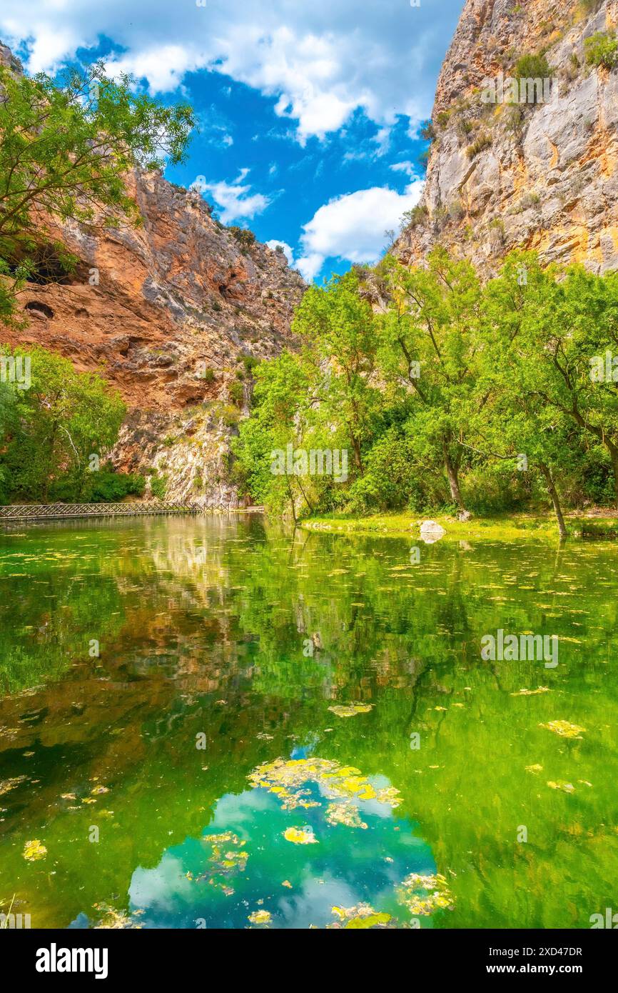 Wunderschöne Reflexionen im Spiegelsee im Naturpark des Klosters Piedra, Aragon Stockfoto