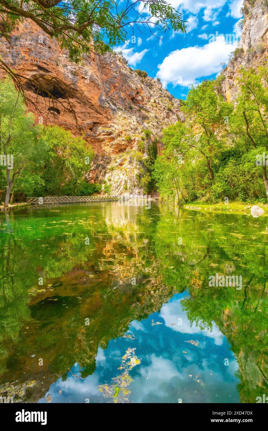 Wunderschöne Reflexionen im Spiegelsee im Naturpark des Klosters Piedra, Aragon Stockfoto