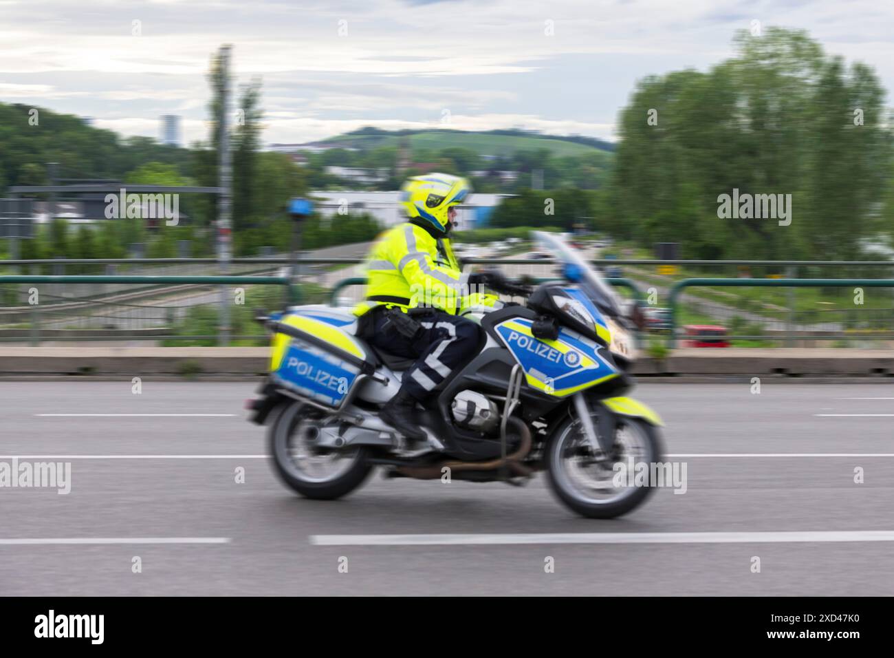 Polizeibeamter auf dem Motorrad, Stuttgart, Baden-Württemberg, Deutschland Stockfoto