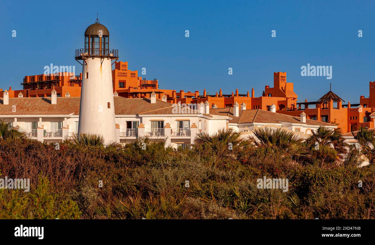 Kleiner Leuchtturm vor einem Hotelkomplex, Novo Sancti Petri, Andalusien, Spanien Stockfoto