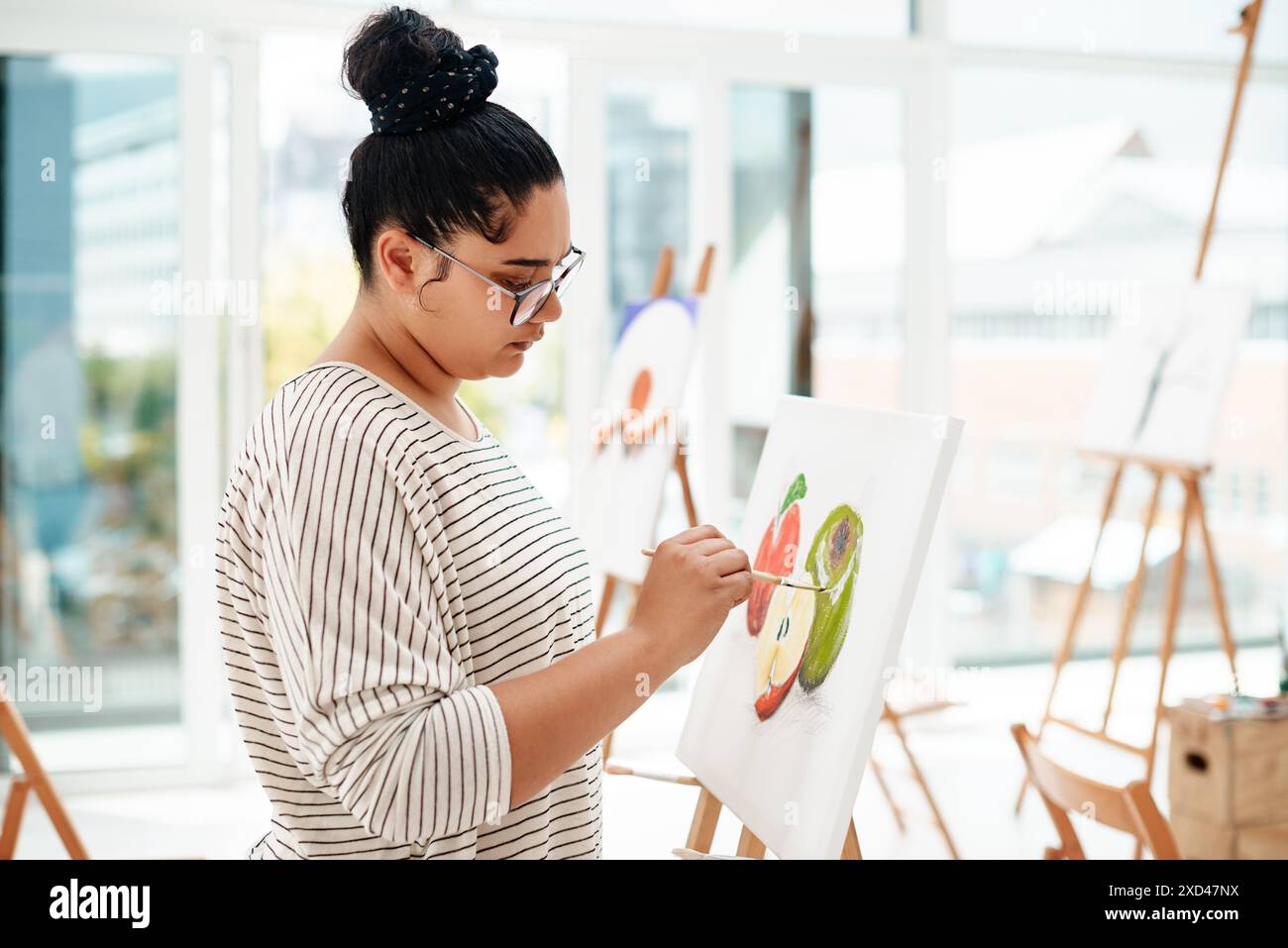 Frau, Künstlerin und Malerei im Kunststudio für Talent, Hobby und Aktivität zum Lernen. Werkstatt, Skizze und Zeichnung für Kunstwerke mit Kreativität und Handwerk Stockfoto