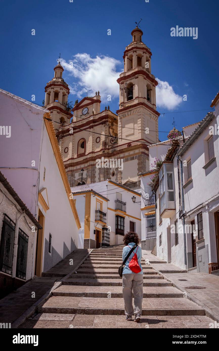 Weißes Dorf mit Kirche La Encarnacion auf dem maurischen Hügel, Olvera, Andalusien, Spanien Stockfoto