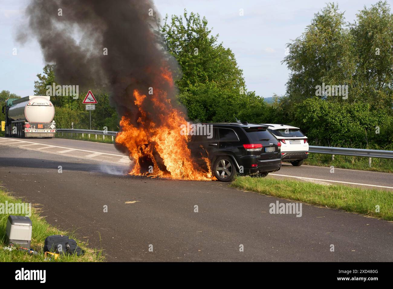 Auf der Autobahn A48 in der Nähe der Ausfahrt Bendorf steht ein Auto in Brand Stockfoto