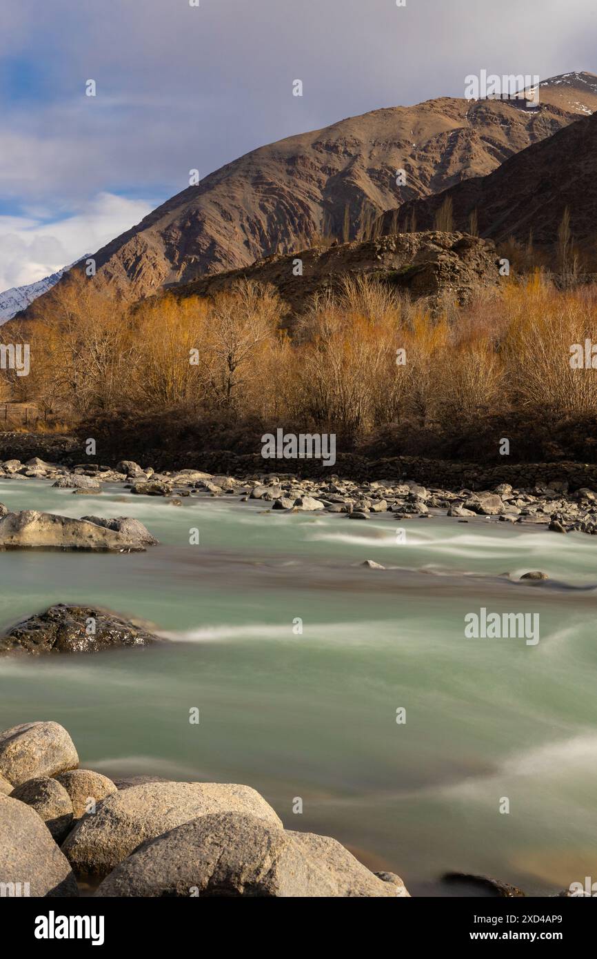 Eine glatte, lange belichtete Wasserlandschaft im Indus River, der in Leh, Ladakh, Indien fließt. Stockfoto