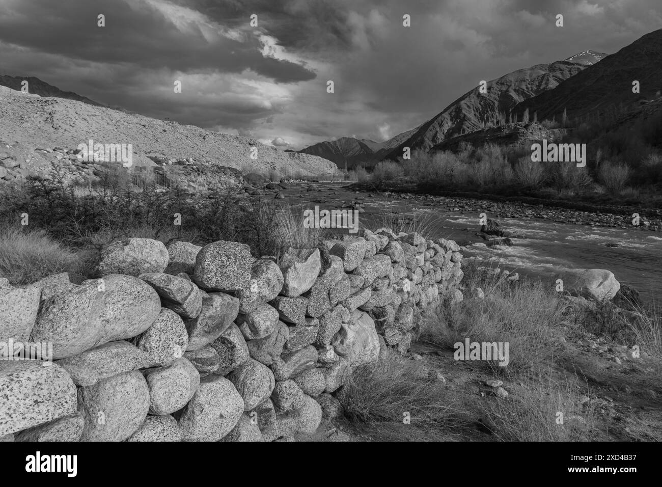 Eine glatte, lange belichtete Wasserlandschaft im Indus River, der bei Leh, Ladakh, Indien fließt, in Schwarzweiß, Stockfoto
