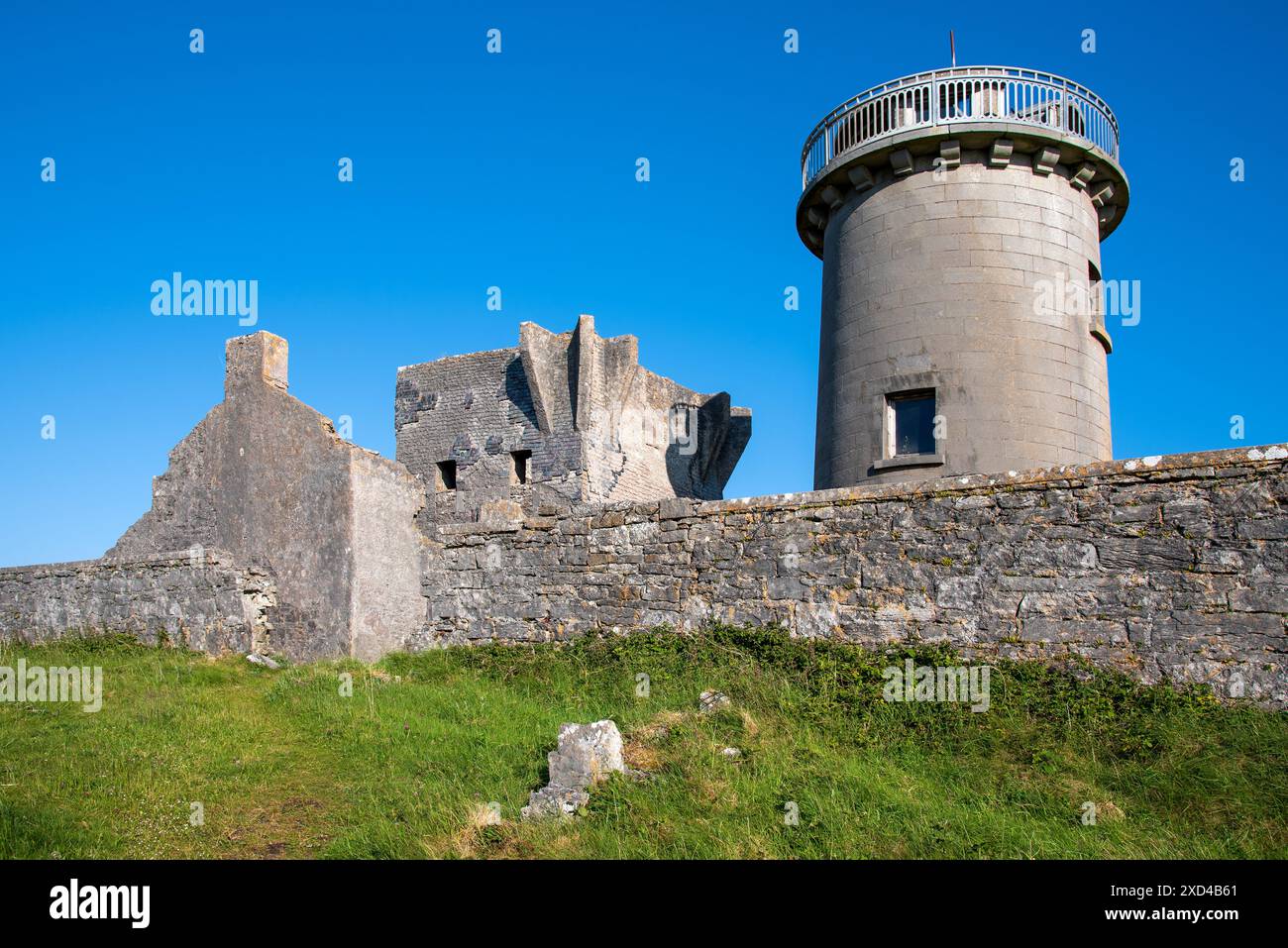 Der Leuchtturm ist eine Attraktion der Aran-Inseln und der alte Signalturm, Co. Galway, Irland Stockfoto