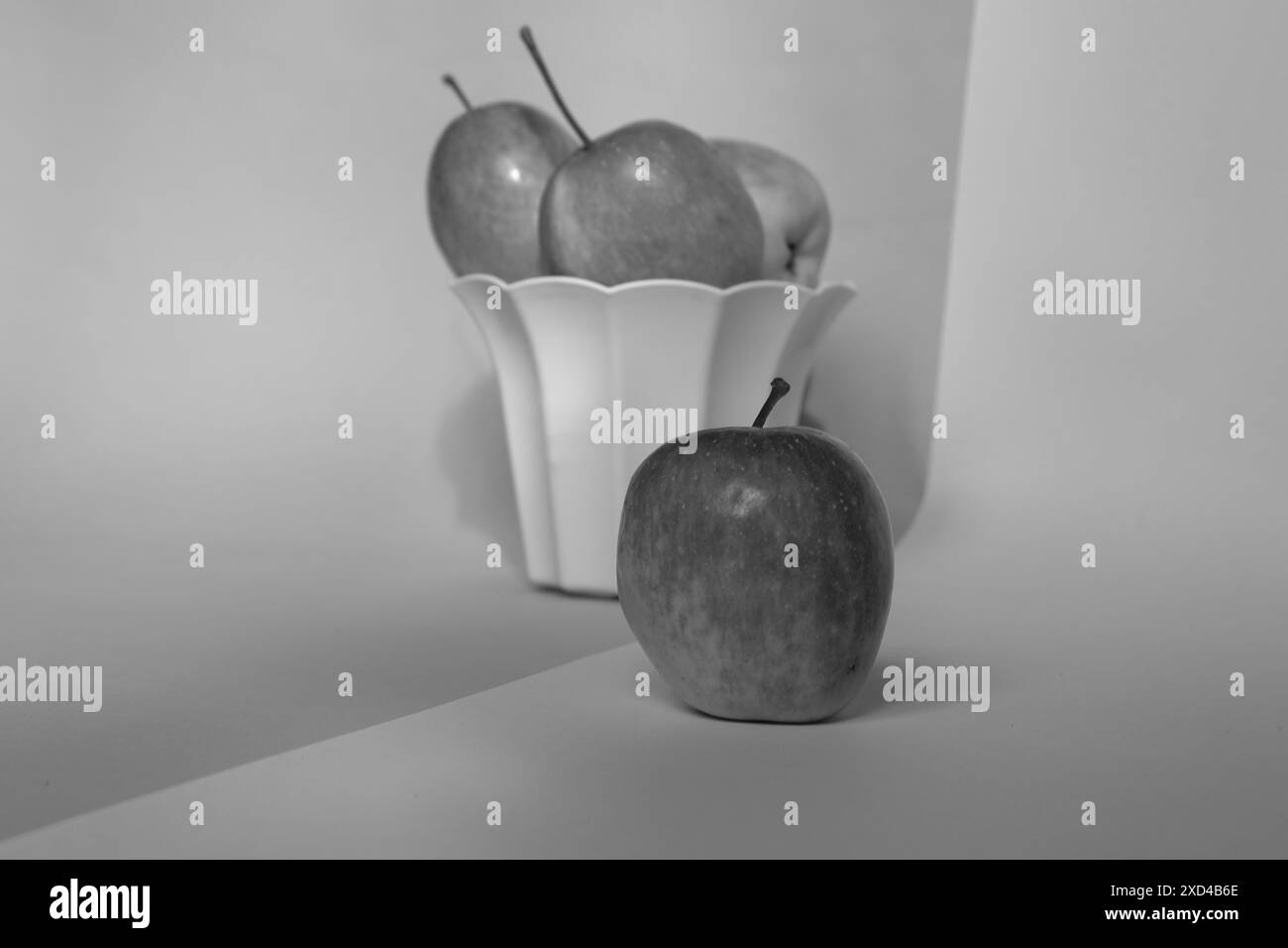 Ein gespaltener Apfel mit blauem Hintergrund, ein perfektes Foto für eine Lebensmittelpeitsche Stockfoto