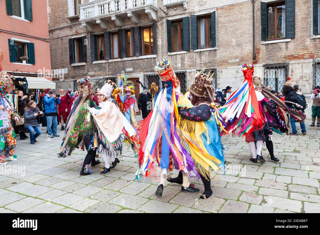 Enthauptung der Stier Parade, Karneval in Venedig, Venedig, Venetien, Italien mit einer Truppe von bunten Tänzerinnen in Campo San Maurizio San Marco zu Stockfoto