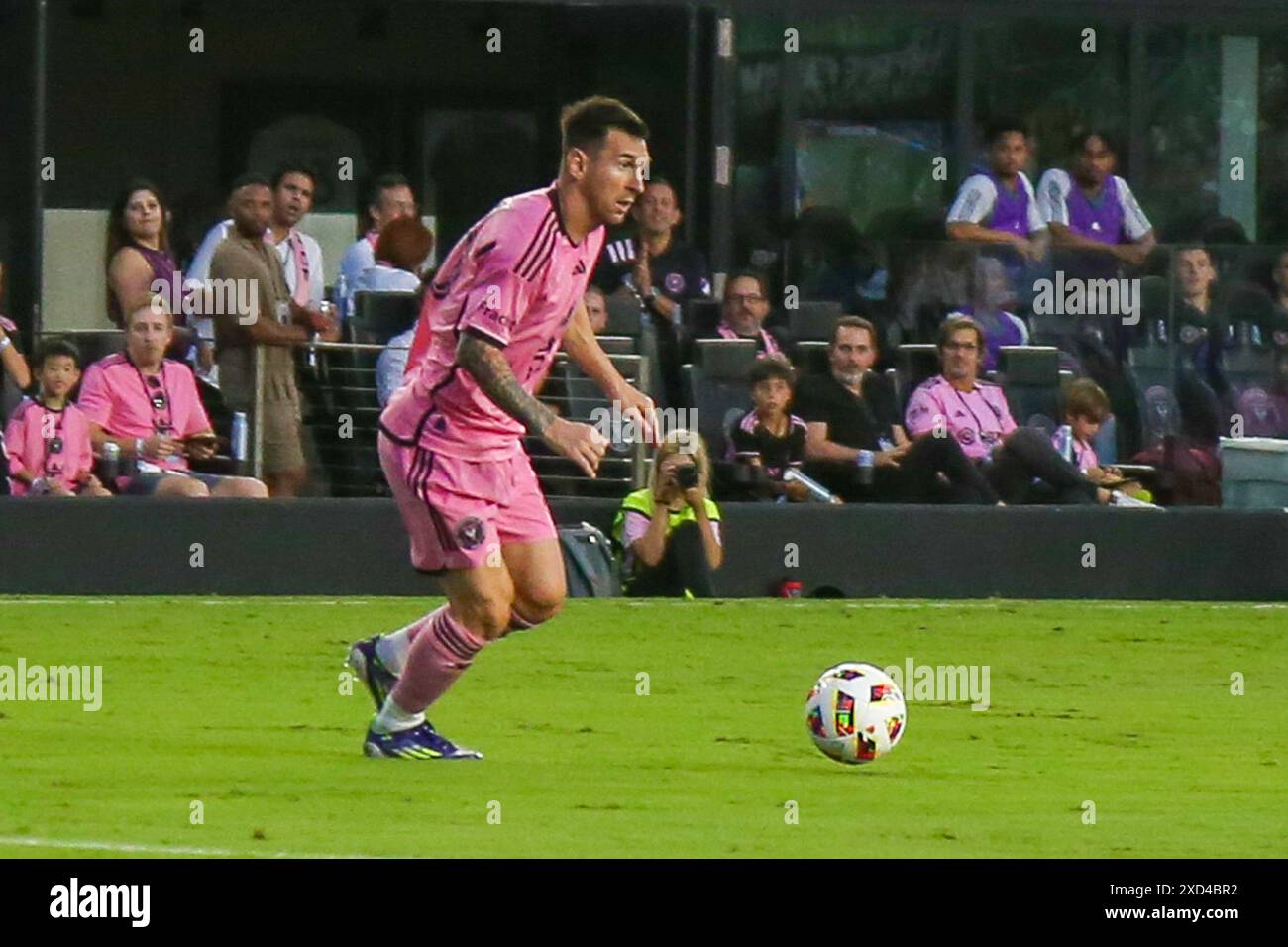 Fort Lauderdale, Florida, USA. Juni 2024. Inter Miami CF Mittelfeldspieler Lionel Messi (10) dribbelt den Ball während des Spiels gegen das Chase Stadium. (Kreditbild: © Debby Wong/ZUMA Press Wire) NUR REDAKTIONELLE VERWENDUNG! Nicht für kommerzielle ZWECKE! Stockfoto