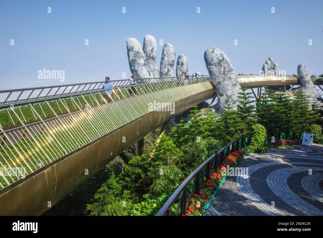 BA Na Hills, Vietnam - 7. Februar 2024: Die Golden Bridge, eine Touristenattraktion im Sunworld Resort in den Truong Son Mountains, da Nang Stockfoto
