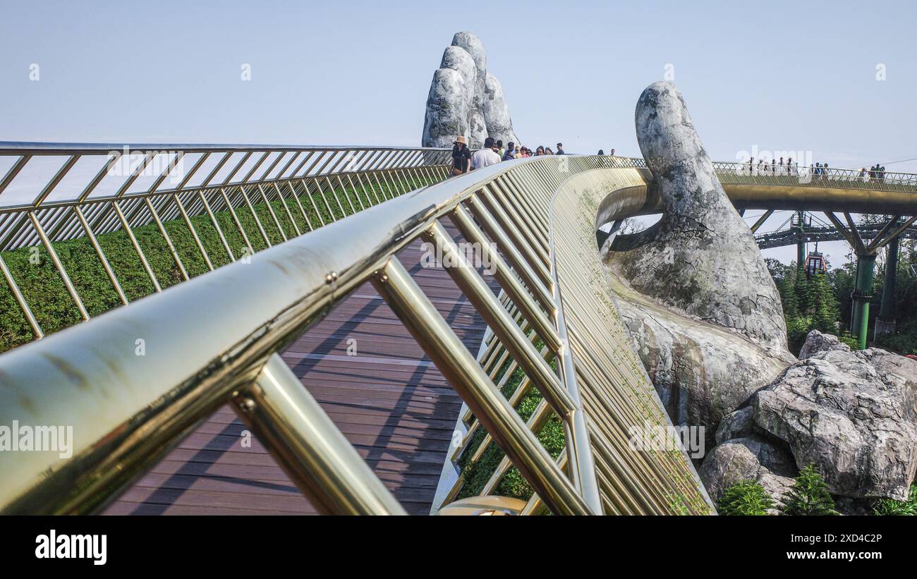 BA Na Hills, Vietnam - 7. Februar 2024: Die Golden Bridge, eine Touristenattraktion im Sunworld Resort in den Truong Son Mountains, da Nang Stockfoto