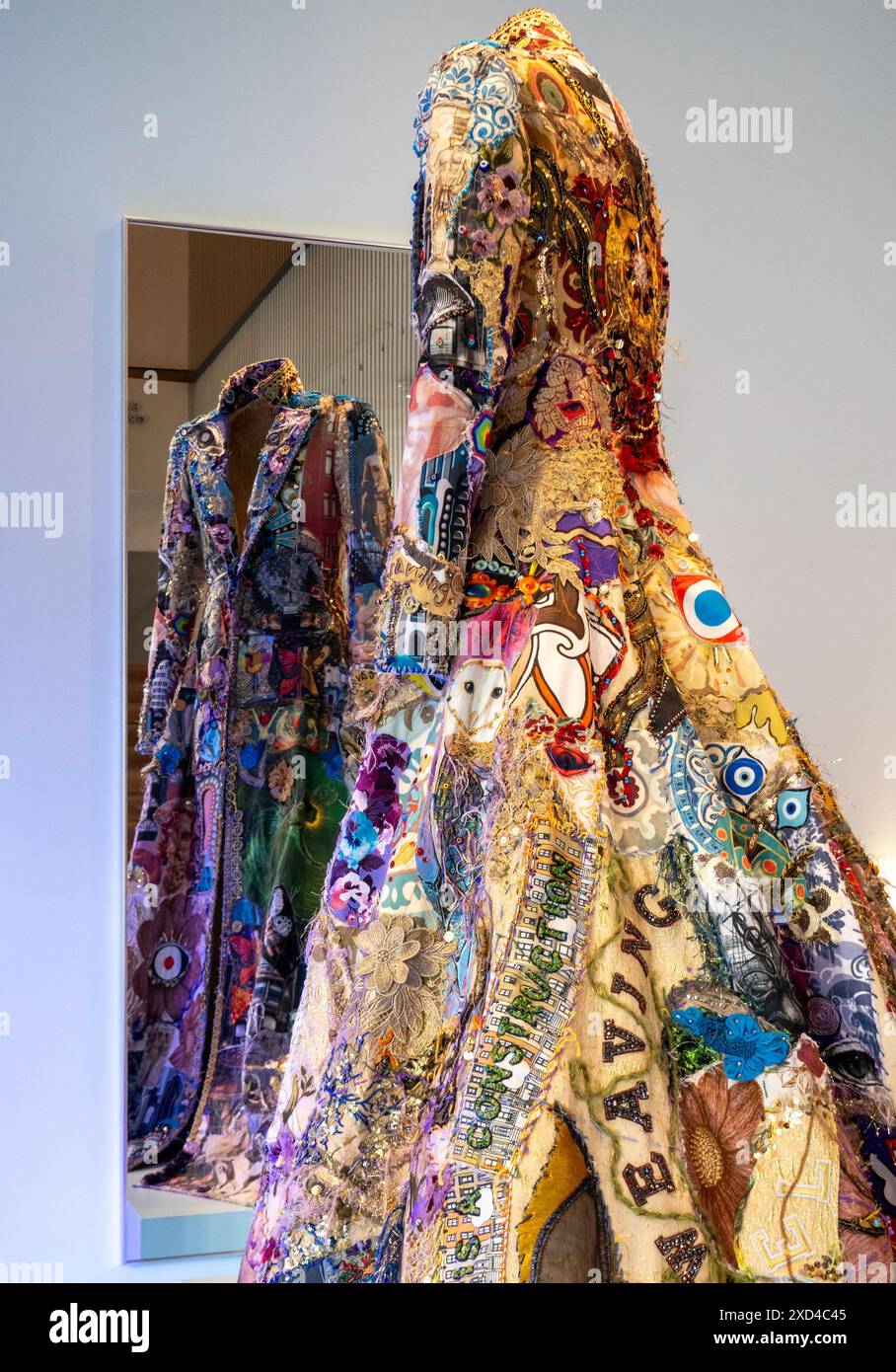 „Identität ist...“ Mantel im Museum of Arts and Design am Columbus Circle, New York City, USA 2024 Stockfoto