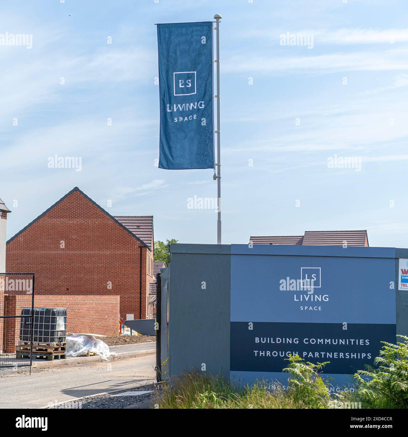 LD Living Space neue Wohnentwicklung. Living Space Flag und Reklametafeln und teilweise fertige Straßen. Stockfoto